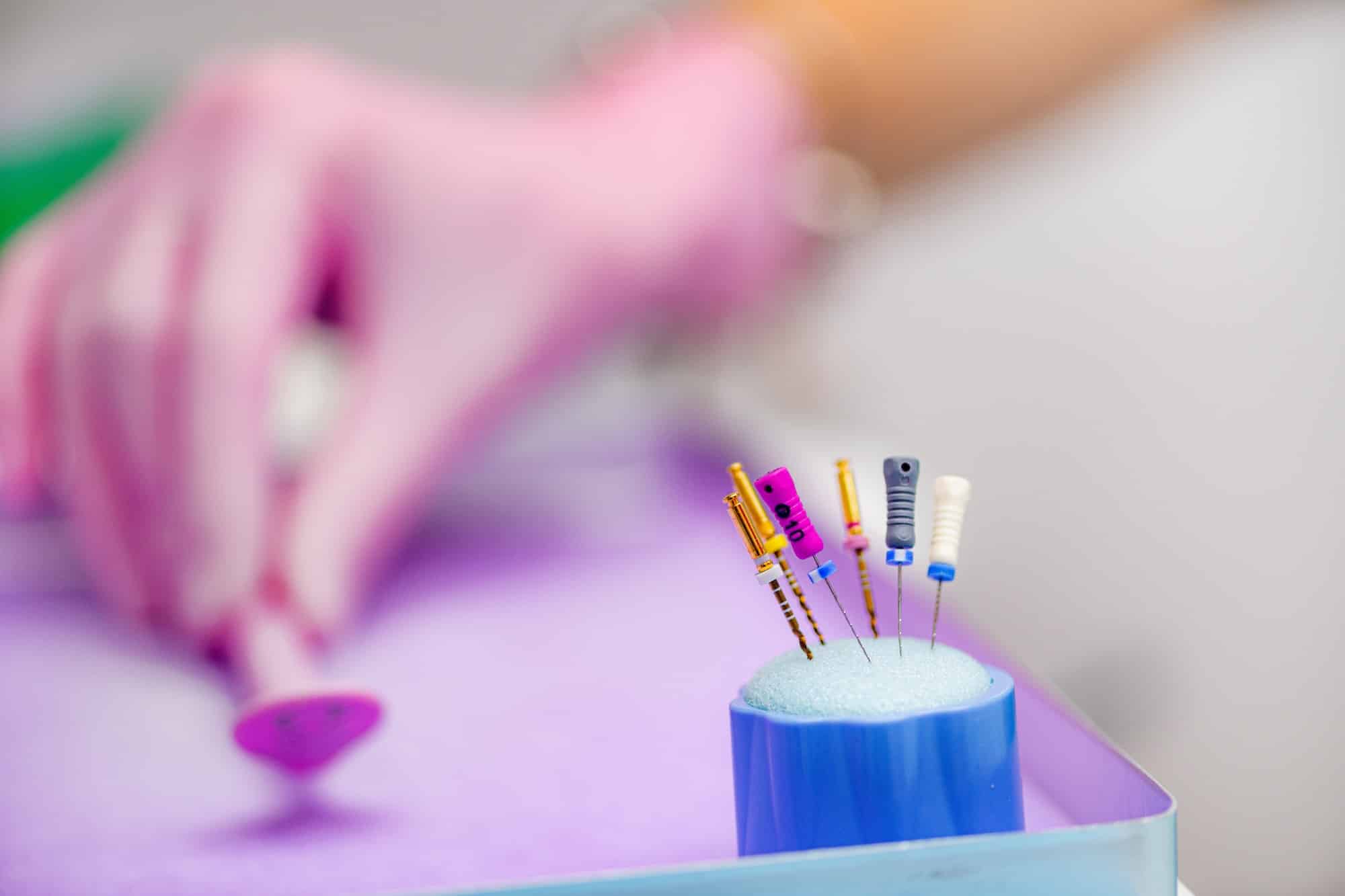 Instrumental de endodoncia y limas para tratamiento de conductos
