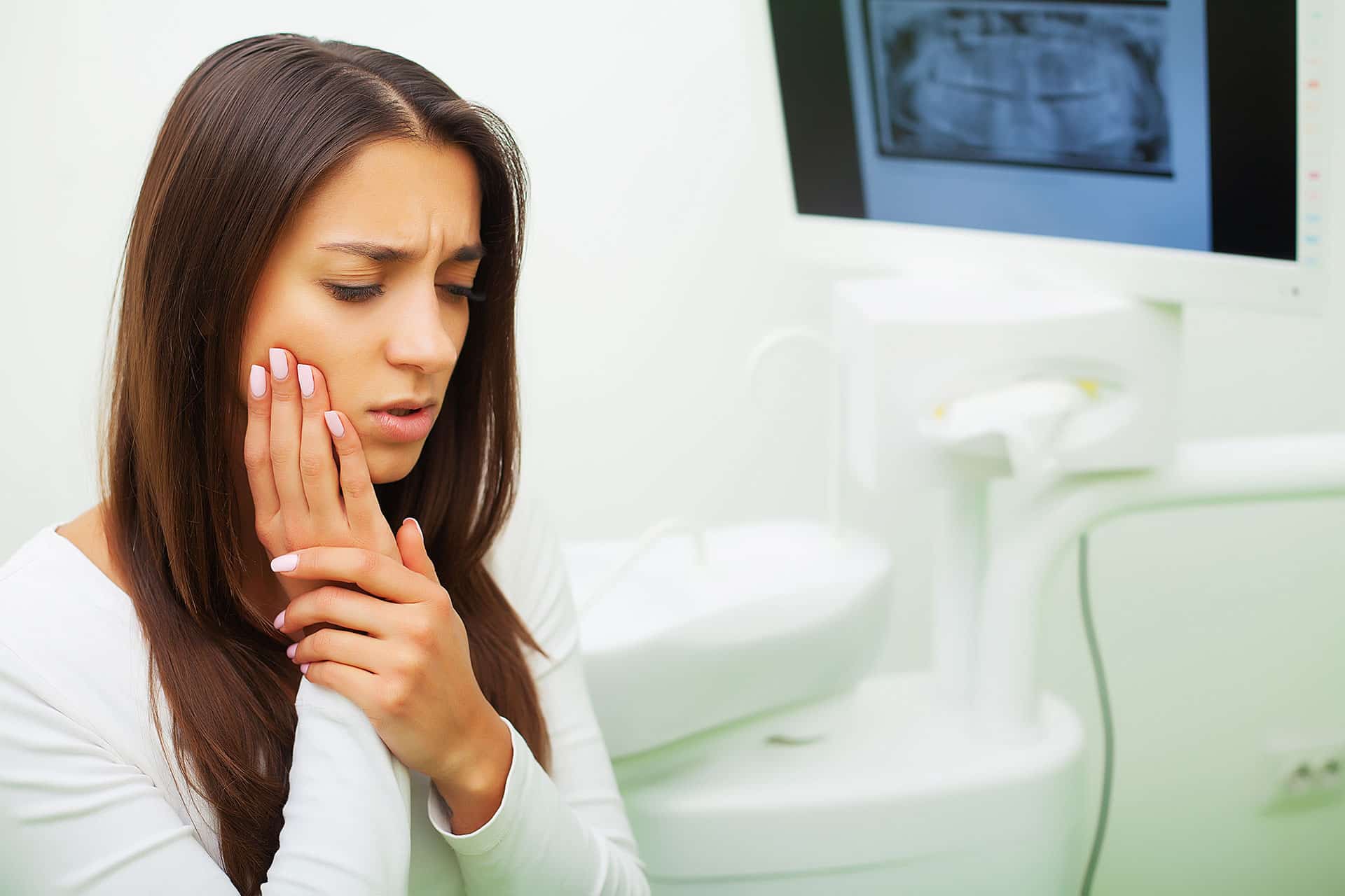 Dolor de muelas por caries que puede necesitar un empaste dental