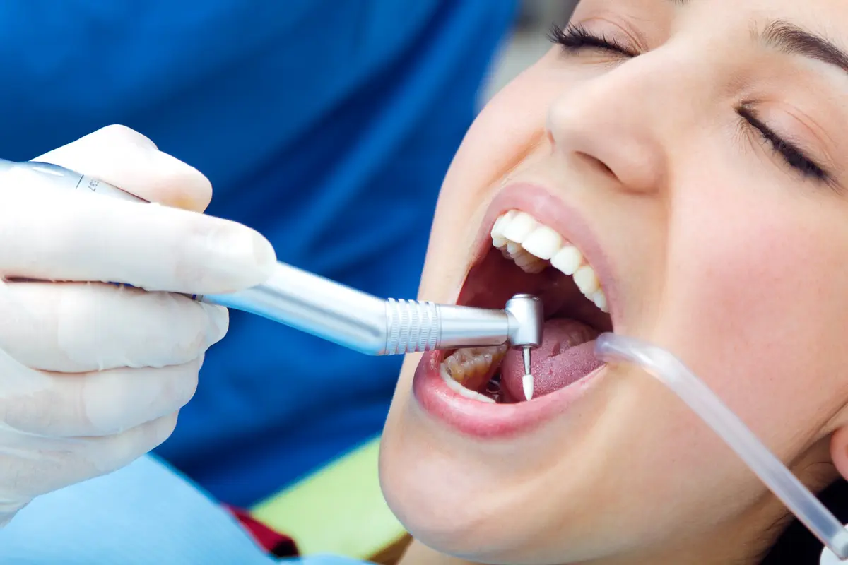 Paciente durante una limpieza dental profesional con ultrasonido