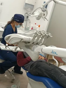 Dentista tratando los dientes amarillos en la clínica dentosmile