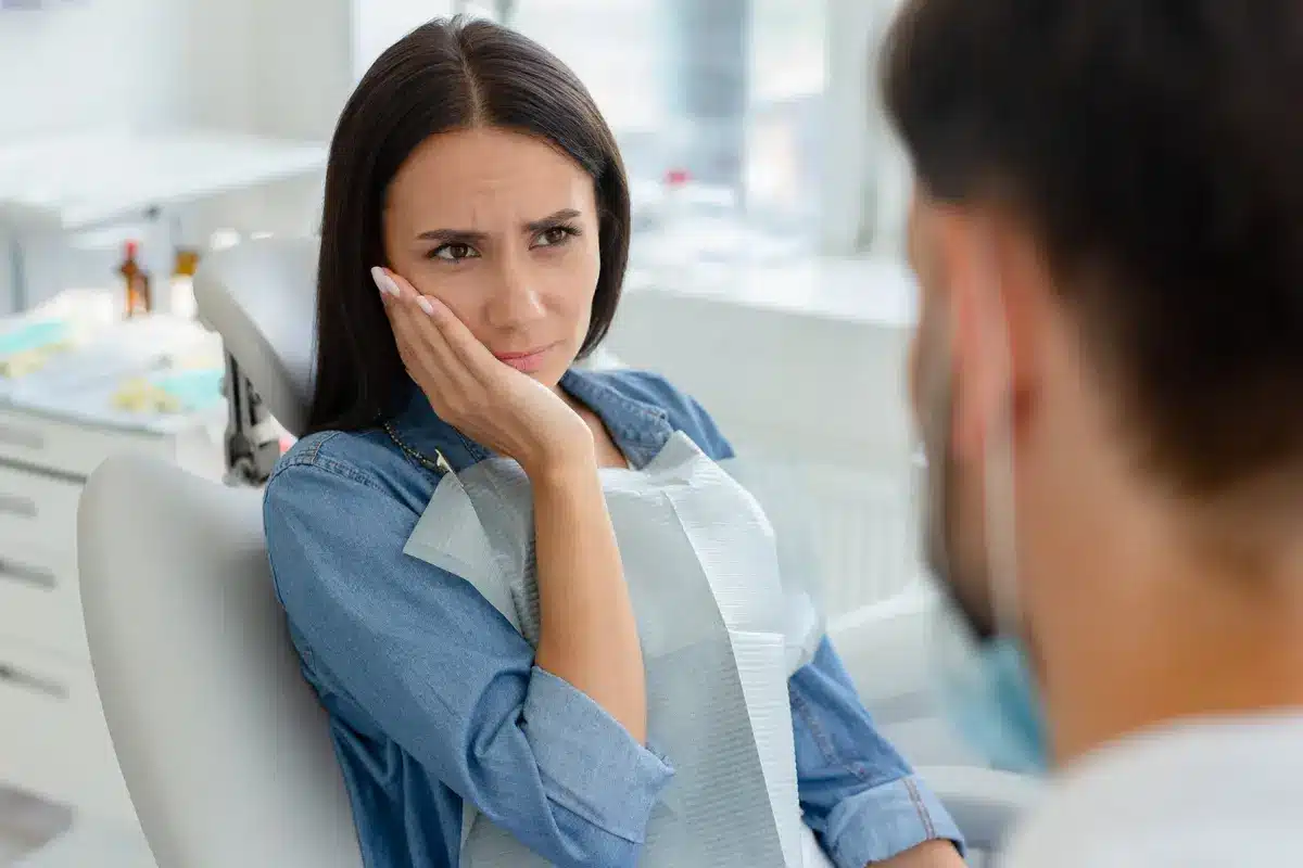 Paciente con sensibilidad dental en consulta del dentista en Clínica DentoSmile